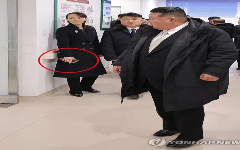 شقيقة كيم جونغ أون.. هاتف صيني قابل للطي في يدها خلال حدث عام